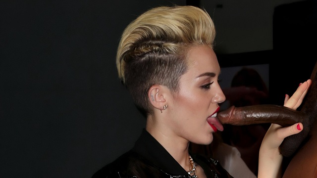 Nude Miley Cyrus gets pussy licking